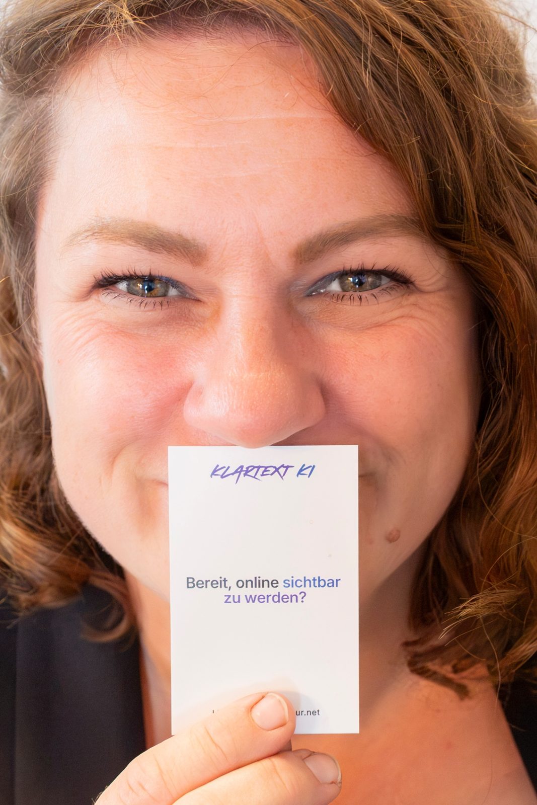 Klartext KI Nadine – Businessfotografie & Visitenkarten-Branding Salzburg