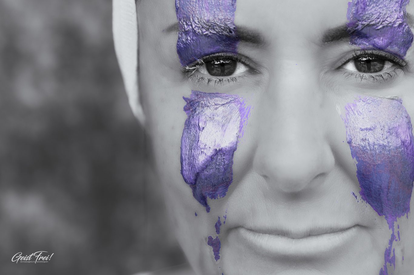 kreative fotografie - stille Porträt einer Person mit lila Gesichtsbemalung und neutralem Gesichtsausdruck.