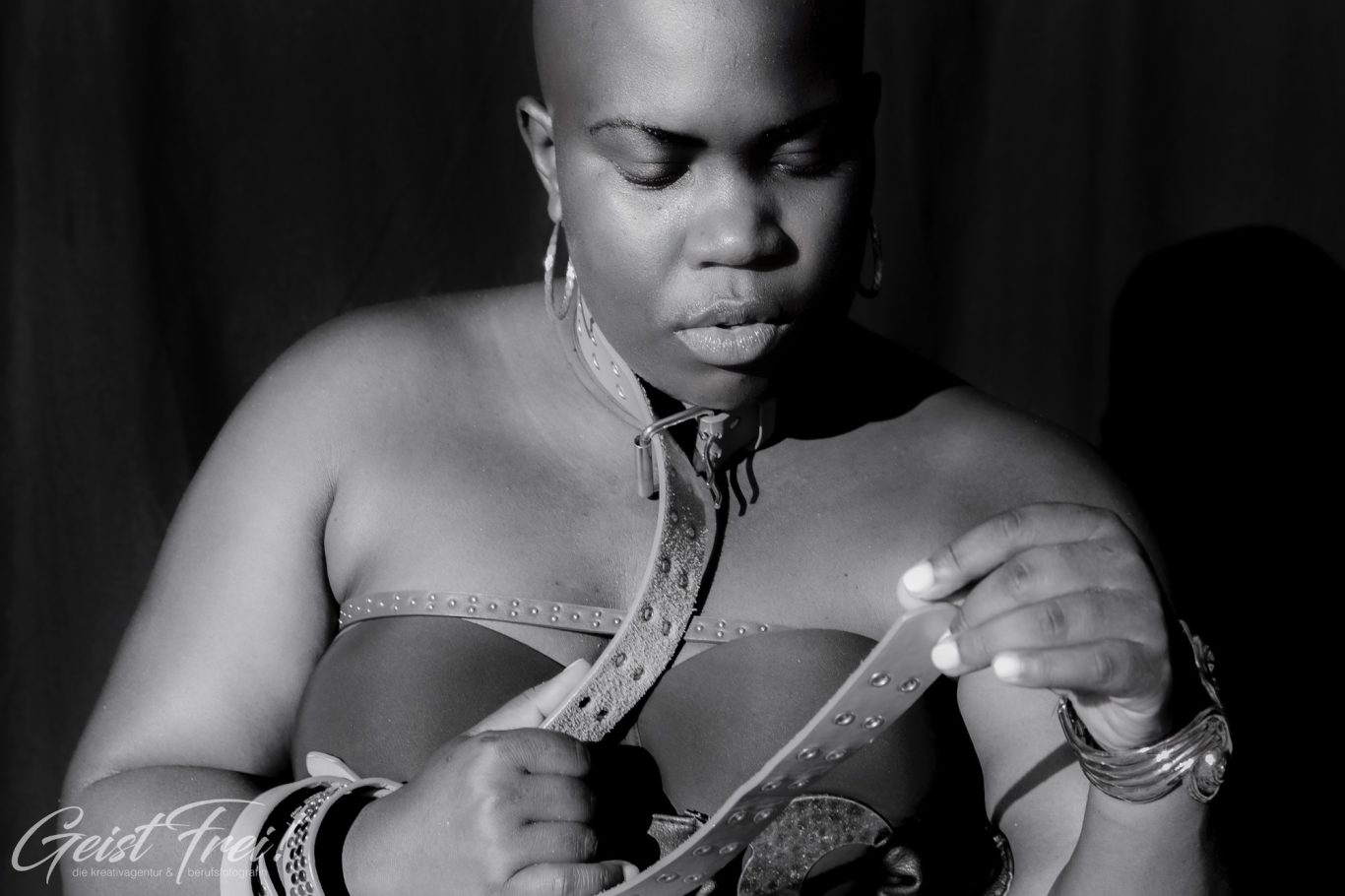 kreative fotografie, Frau mit Gürtel Eine Frau mit Glatze trägt Gürtel um den Hals in schwarz-weiss