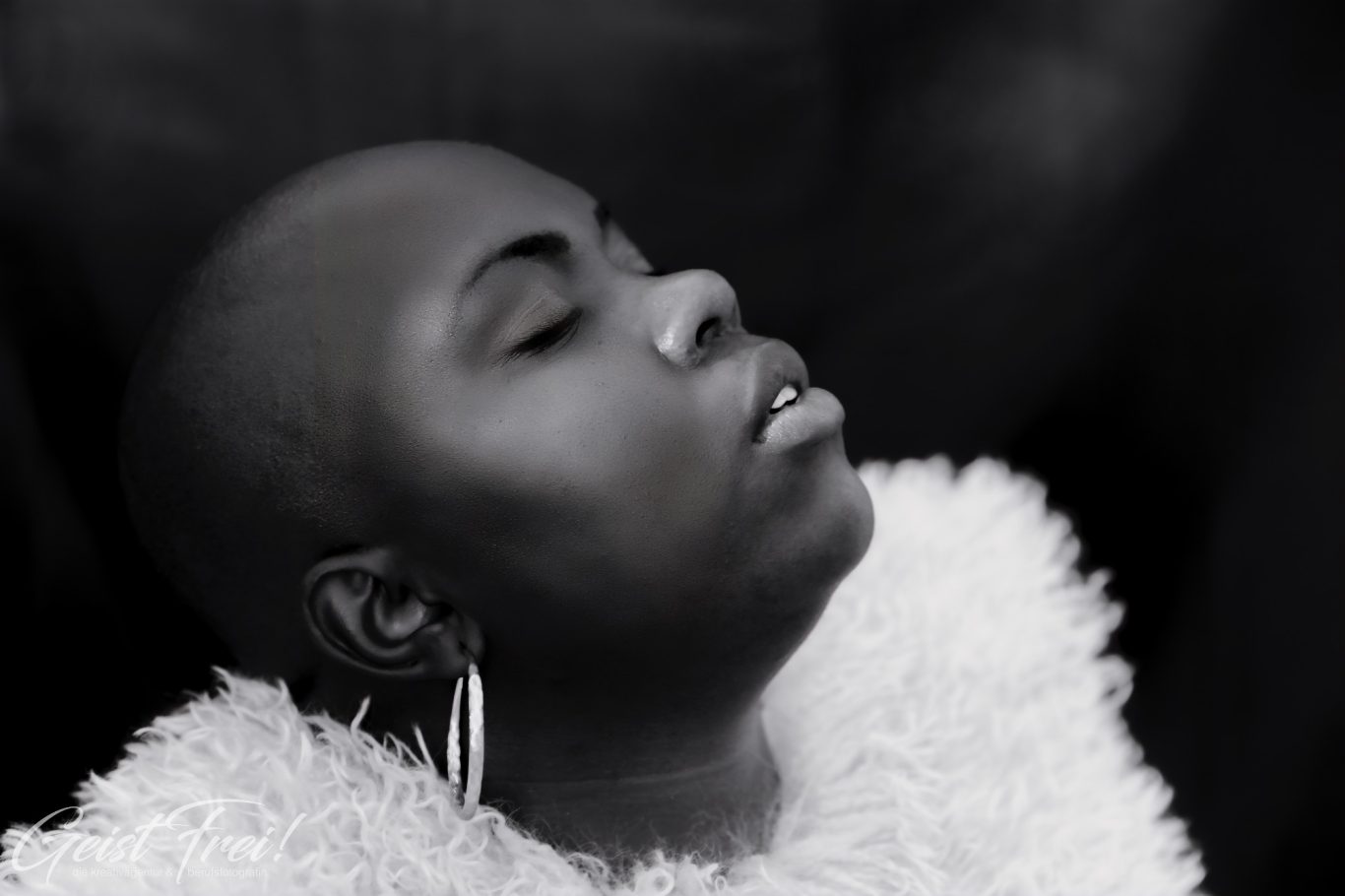 der Gedanke Porträt einer Frau mit glattem Kopf, der in einer nachdenklichen Pose neigt.