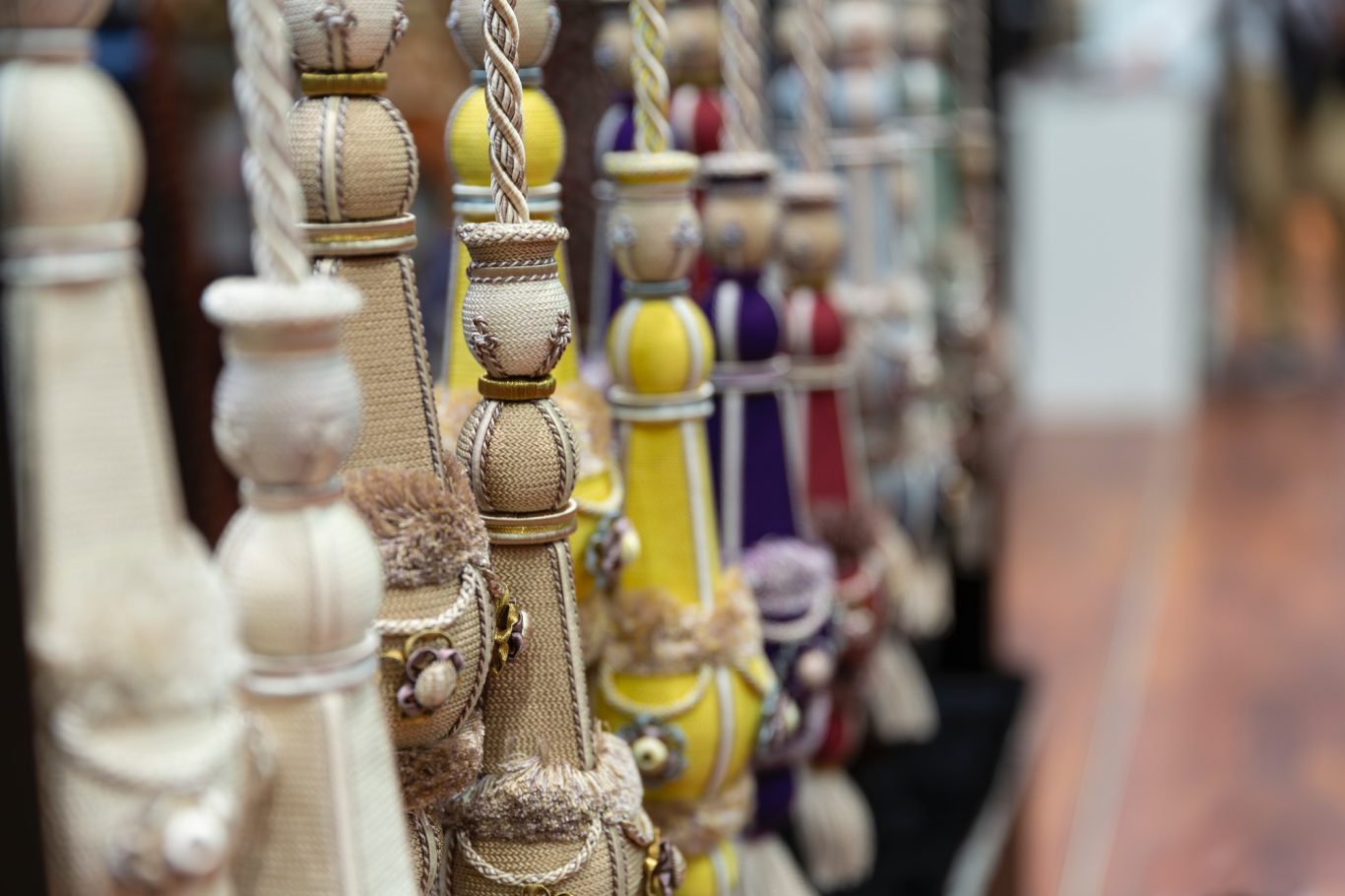 Dekoration Vorhang Bunte Vorhanghalter in verschiedenen Formen und Farben hängen an einer Schnur.