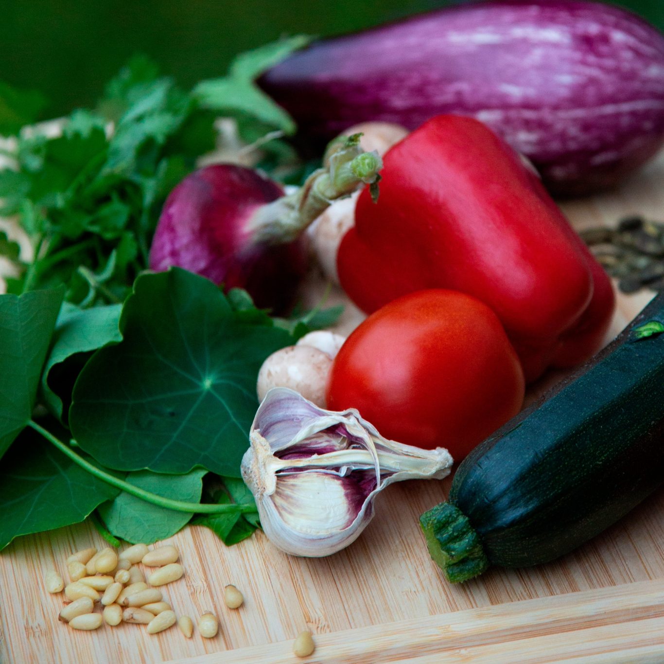 Bunte Gemüsevielfalt Bunte Gemüsevielfalt: Paprika, Tomate, Zucchini, Knoblauch, Aubergine und frische Kräuter.