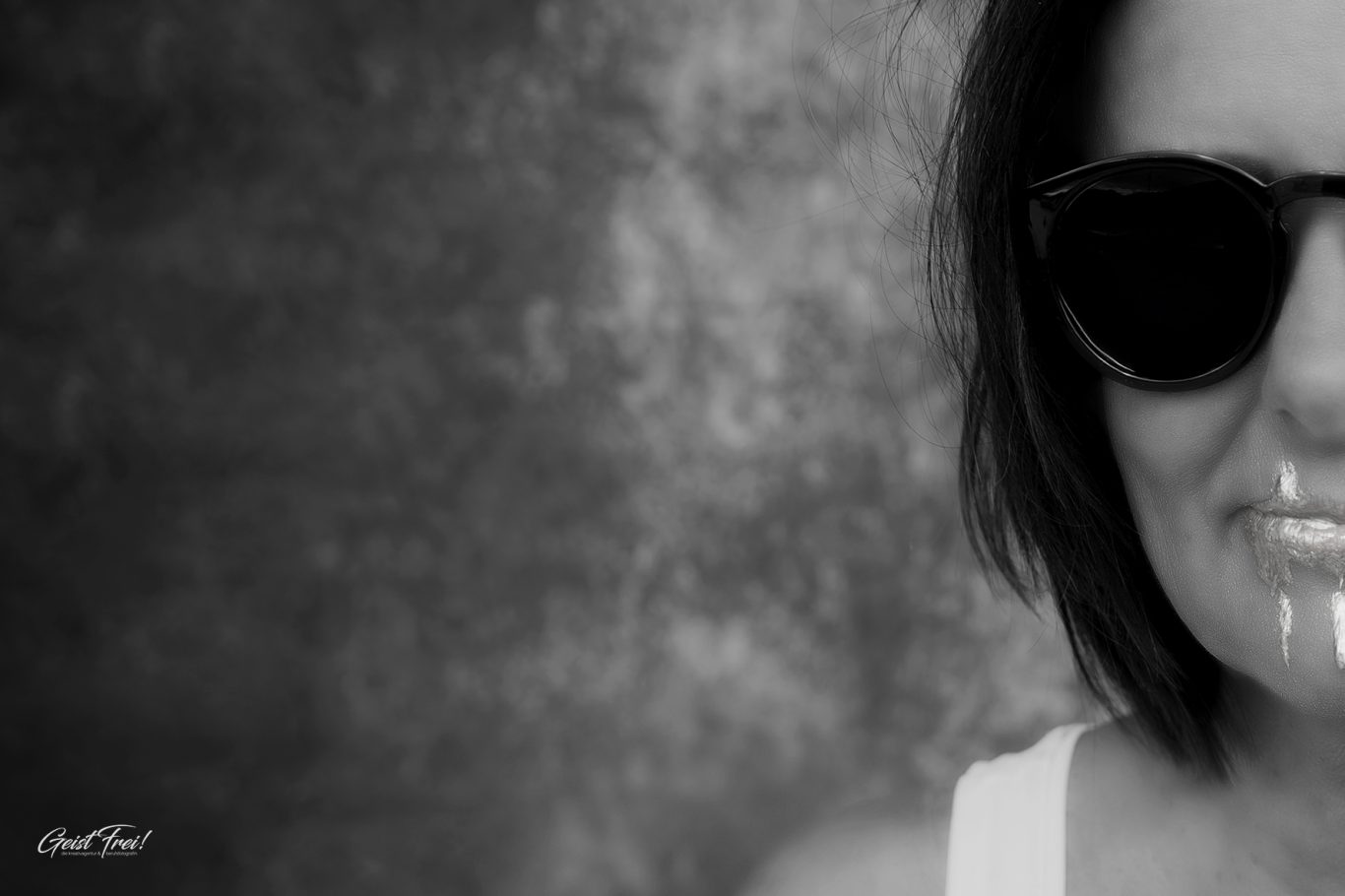 kreative fotografie - Verlaufene Wahrheit Frau mit Sonnenbrille und einem schüchternen Lächeln auf grauem Hintergrund.